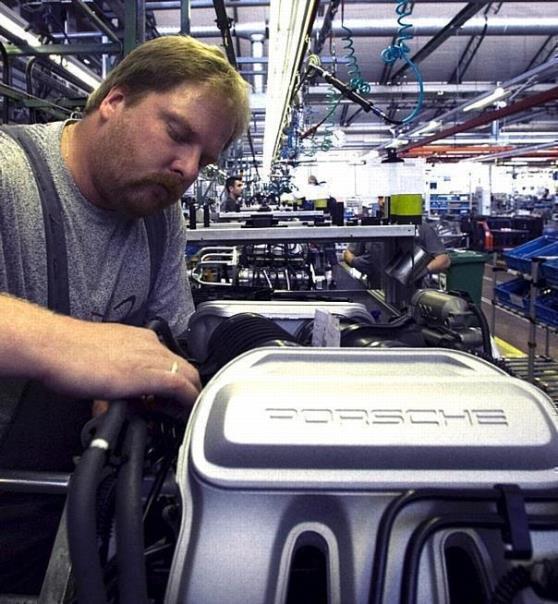 Am Carrera S Motor werden die Kraftstoffleitungen verlegt.